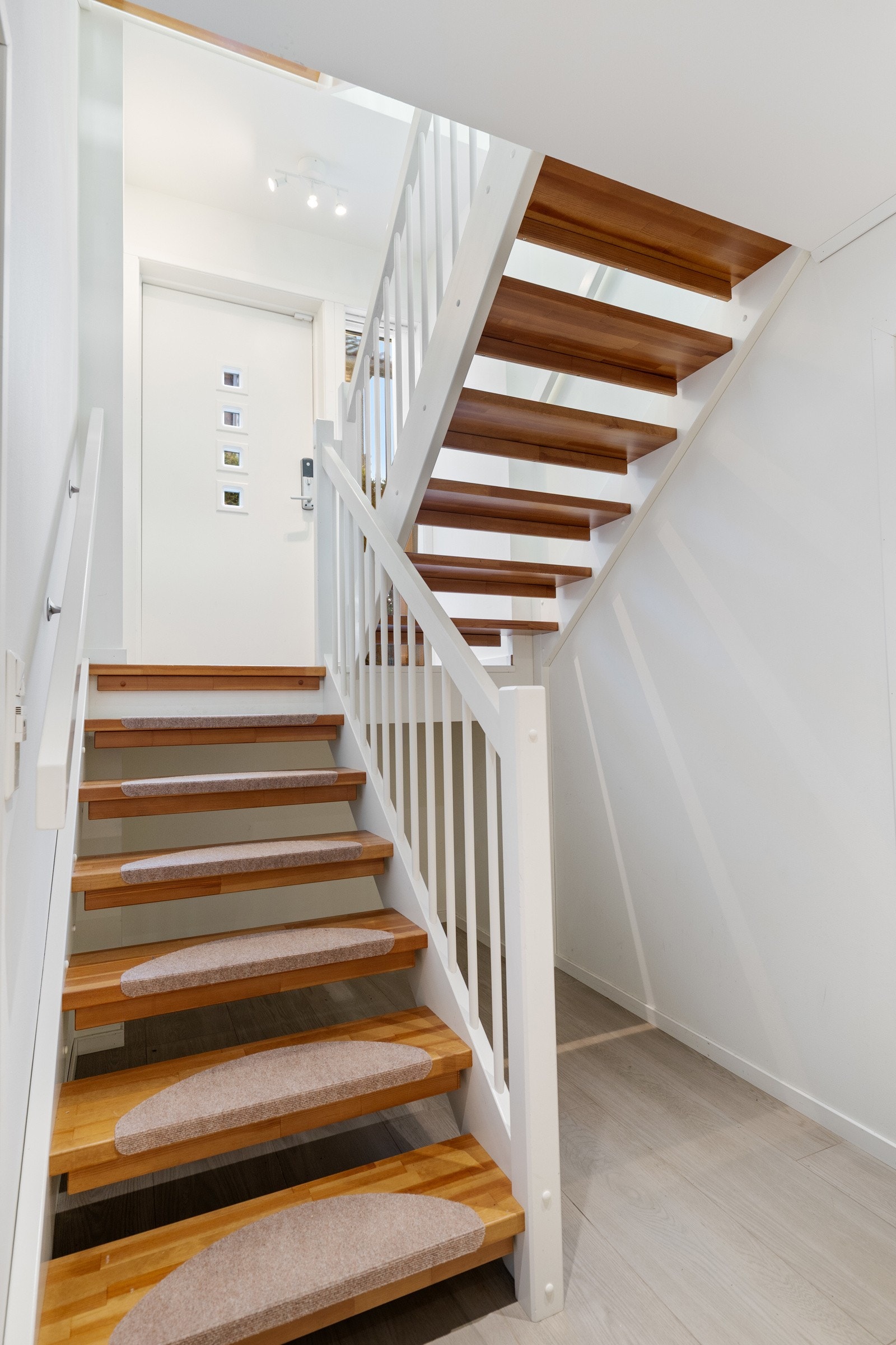 Trapp med inngang til underetasje. Galleribilde