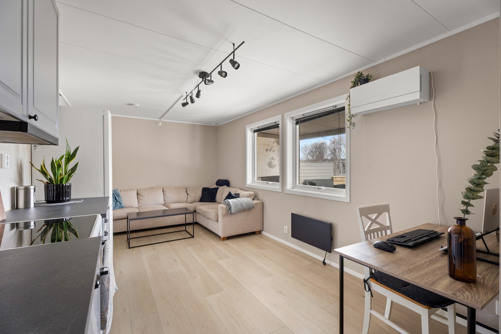 Eier opplyser om at hybel (stue/kjøkken, gang og soverom) ble pusset opp i 2022. Galleribilde