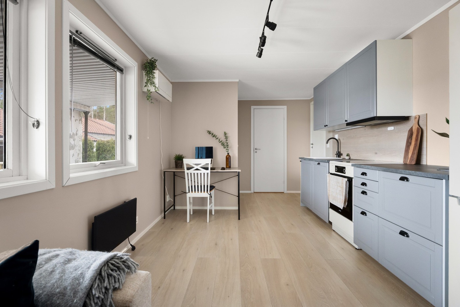 Hybelen innehar vindfang, stue/kjøkken, bad og soverom og bod. Galleribilde