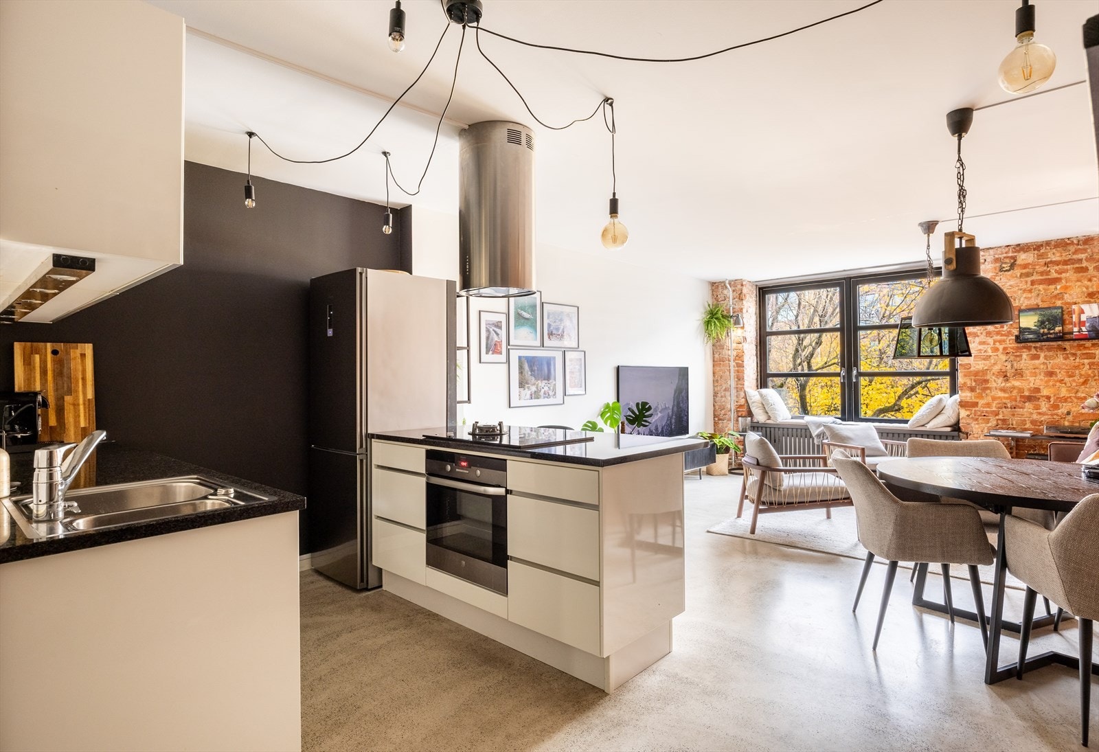 Bygget har en spennende industrihistorie og kombinerer historisk preg med moderne bokvaliteter som gjenspeiles innvendig i boligen. Galleribilde