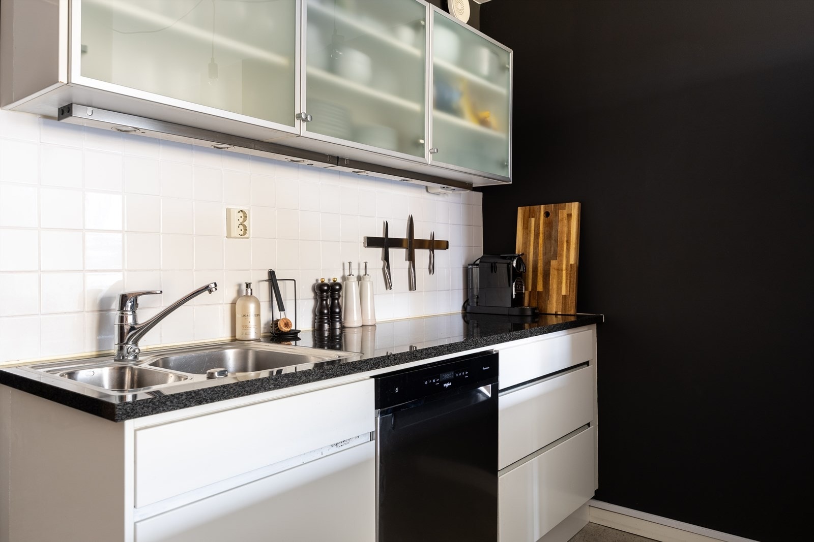 Det er praktiske fliser over benk, samt belysning. Galleribilde