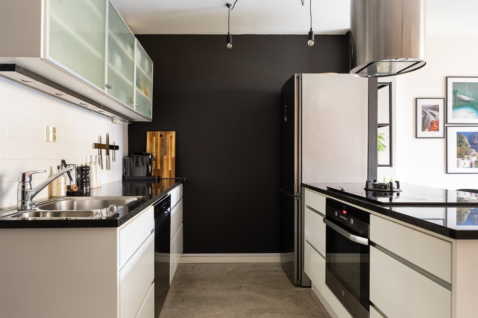 Kjøkkenet kan by på god skapplass, benkeplate i mørk stein med nedfelt stålkum og integrerte hvitevarer. Galleribilde