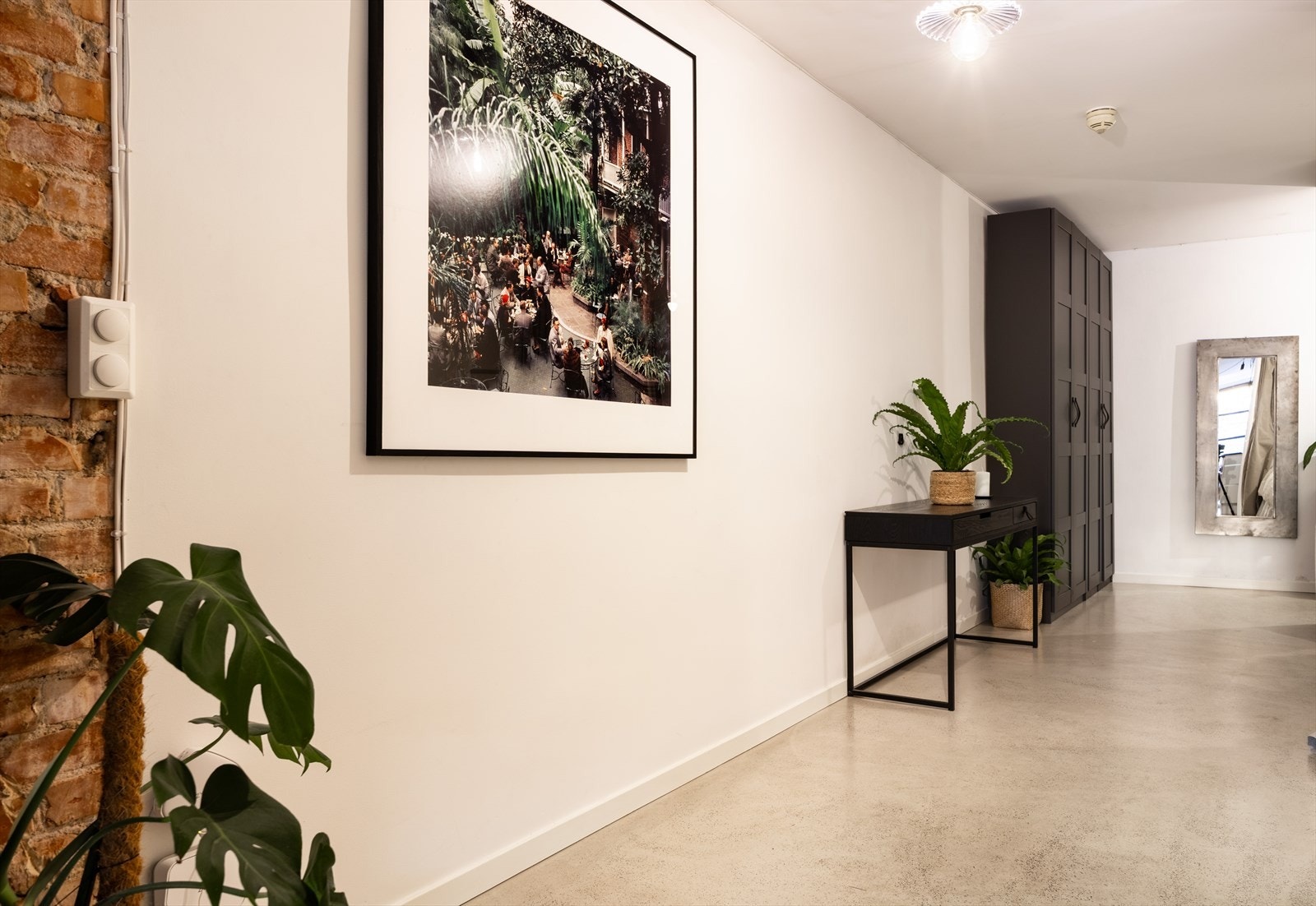 Videre har boligen en stor gang hvor det blant annet er god plass til garderobeskap og hjemmekontorløsninger. Galleribilde