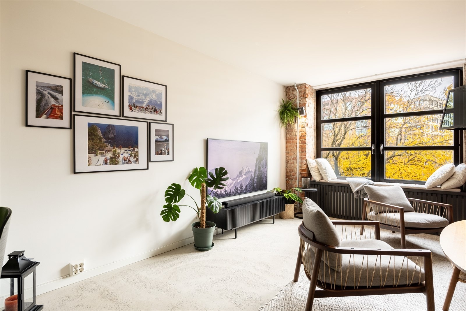 Felleskostnader inkl. blant annet strøm, fjernvarme, varmtvann og bredbånd. Galleribilde