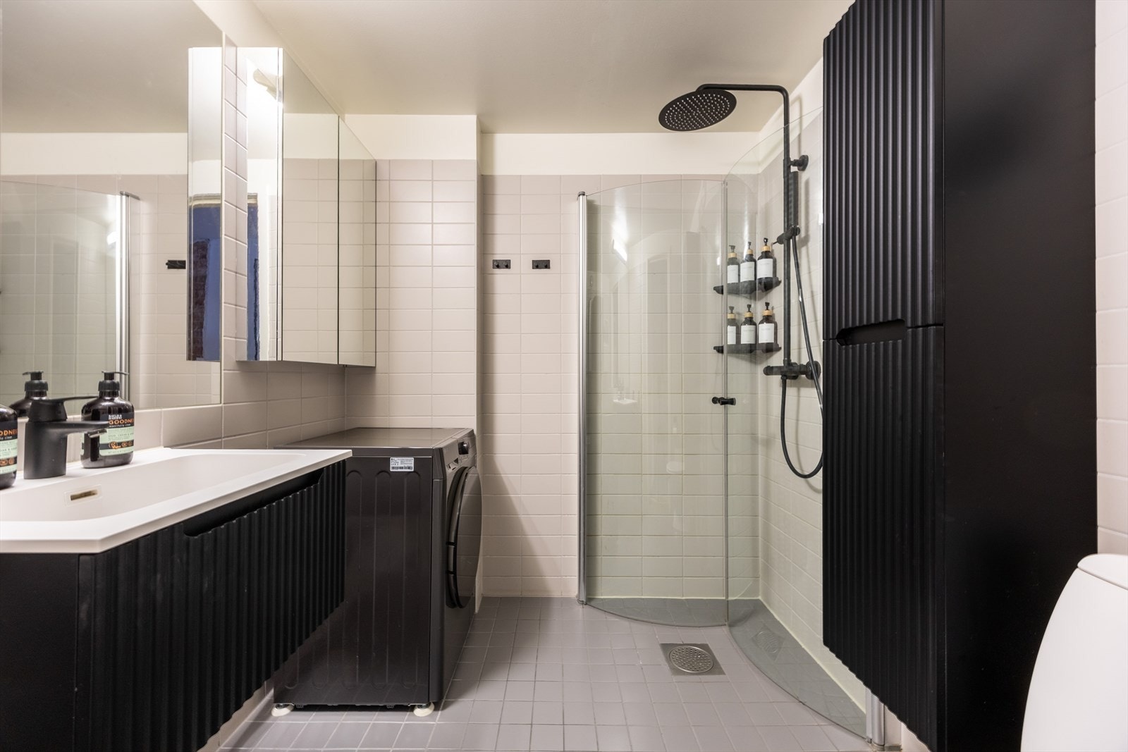 Romslig bad fra 2006 med behagelig gulvvarme. Opplegg for vaskemaskin. Galleribilde