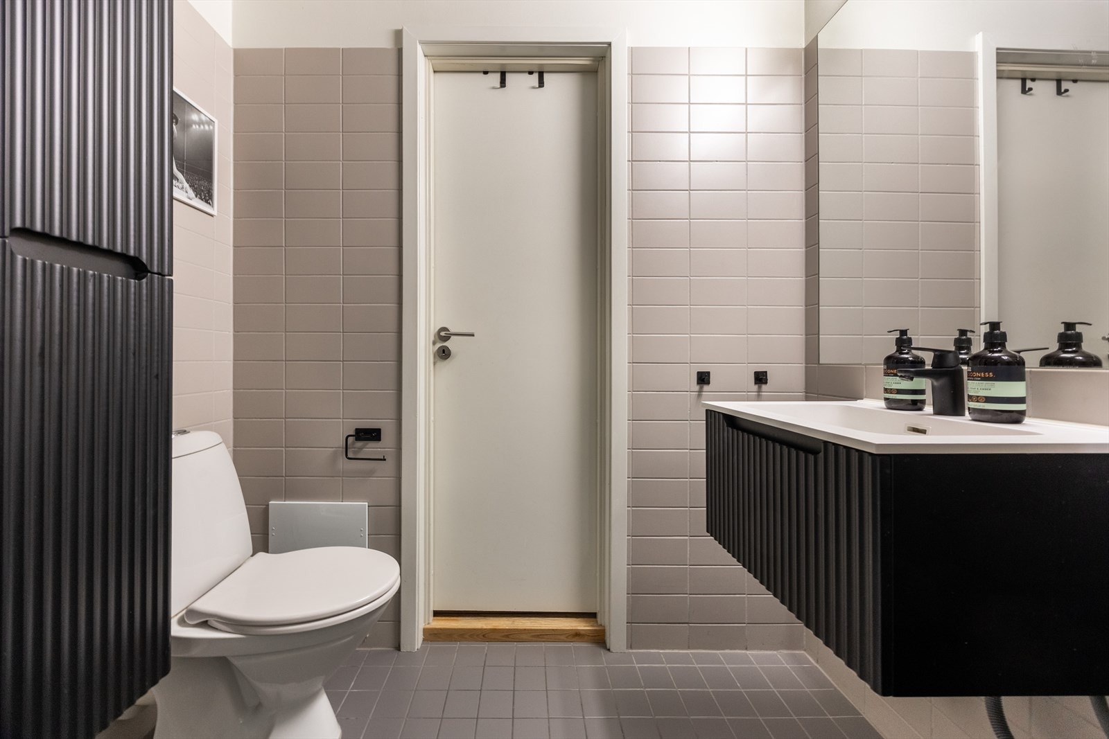 Badet har god lagringsplass i høyskap og skuffer. Galleribilde