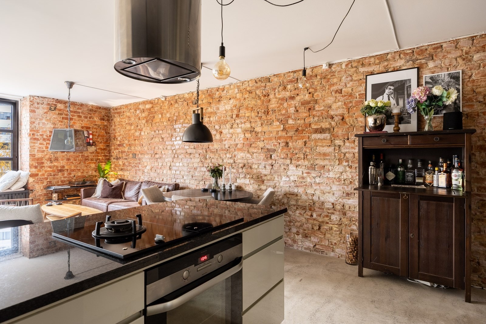 Kjøkkenet ligger i en åpen løsning med stuen. Galleribilde