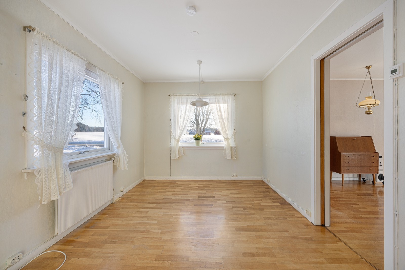 En av boligens tre stuer ligger utenfor kjøkkenet, og passer utmerket som spisestue. Galleribilde