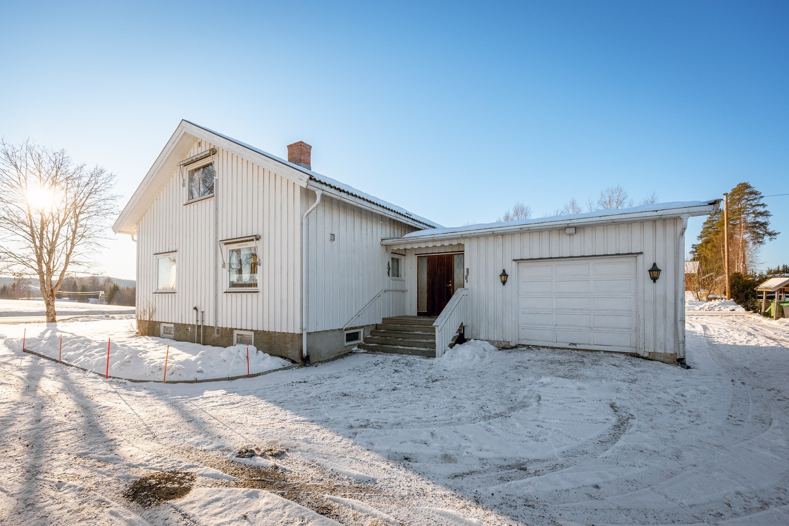 Eneboligen har behov for modernisering, men potensialet er stort og her kan man skape et flott familiehjem. Galleribilde