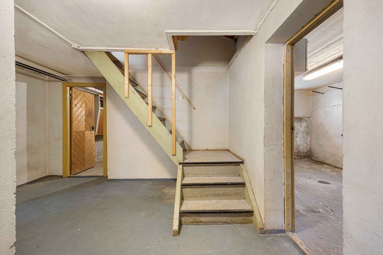 Kjelleren består av boder og en enkel vaskekjeller. Galleribilde