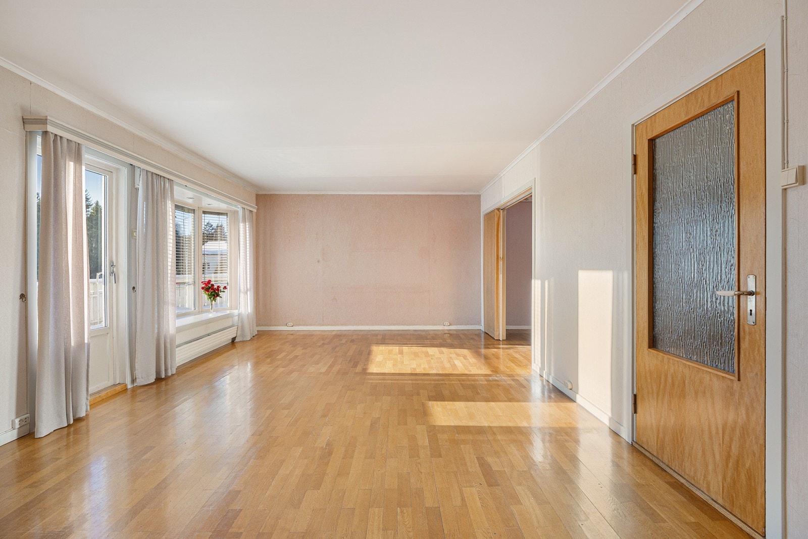 Lyset strømmer inn fra et karnapp med spotter, og om sommeren forlenges stuen av en trivelig terrasse med fint utsyn over den landlige idyllen. Galleribilde