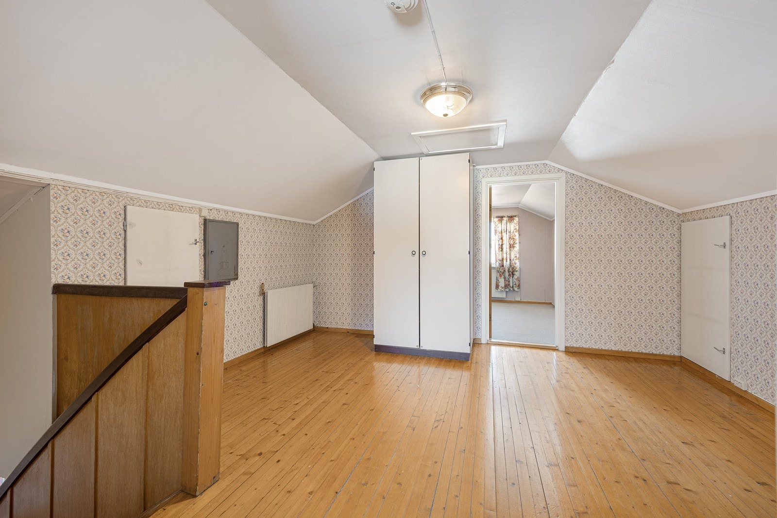 Takhøyden i 2. etasje er kun ca. 207 m, og dette er for lavt i forhold til dagens krav til rom med varig opphold. Galleribilde