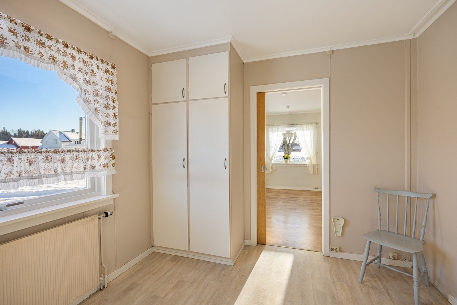 I tillegg til øvrig innredning har kjøkkenet opplegg for oppvaskmaskin og avsatt plass til komfyr. Galleribilde