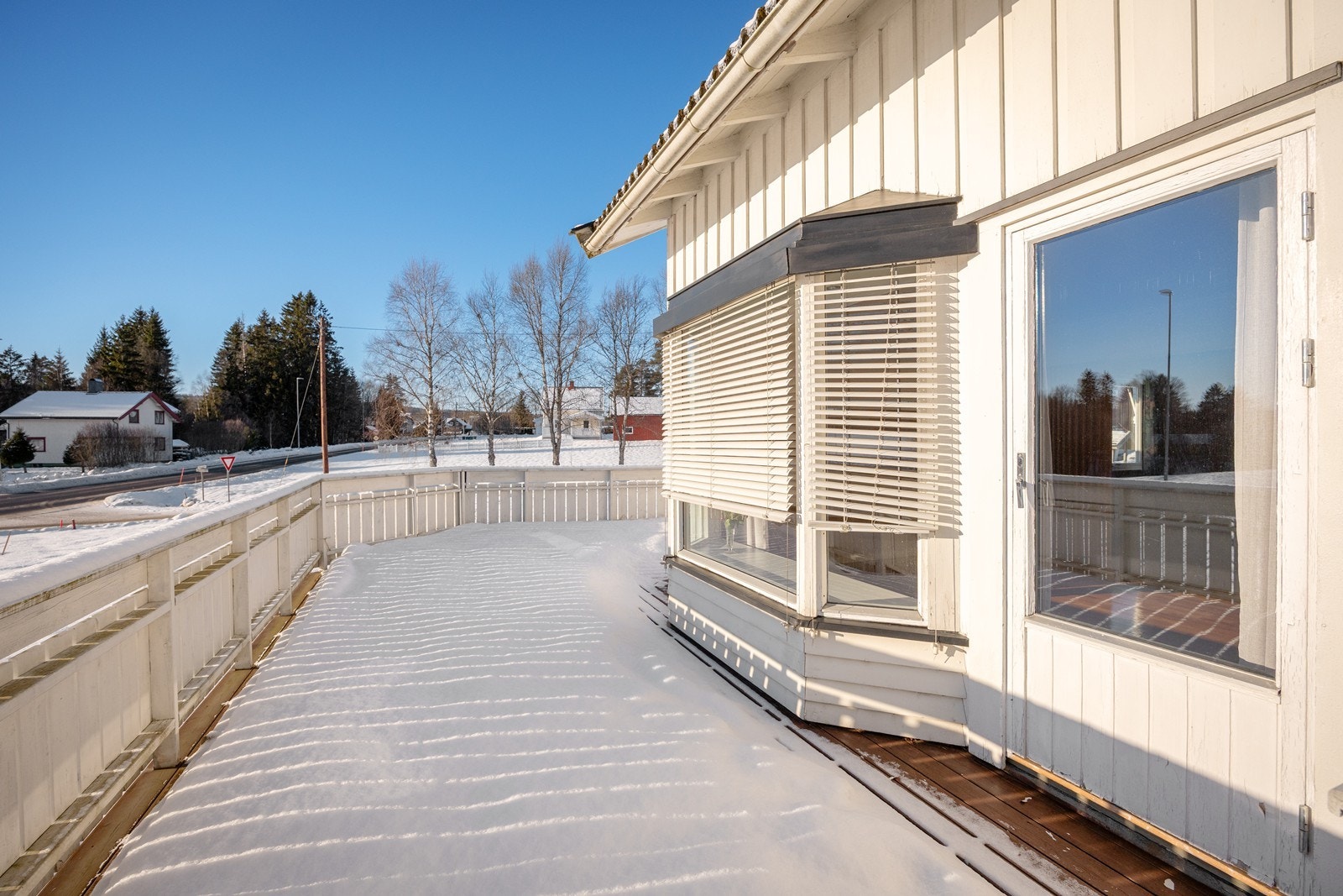 Stuen har utgang til en trivelig terrasse med vidstrakt utsyn. Terrassen har levegg og trapp til hagen. Galleribilde