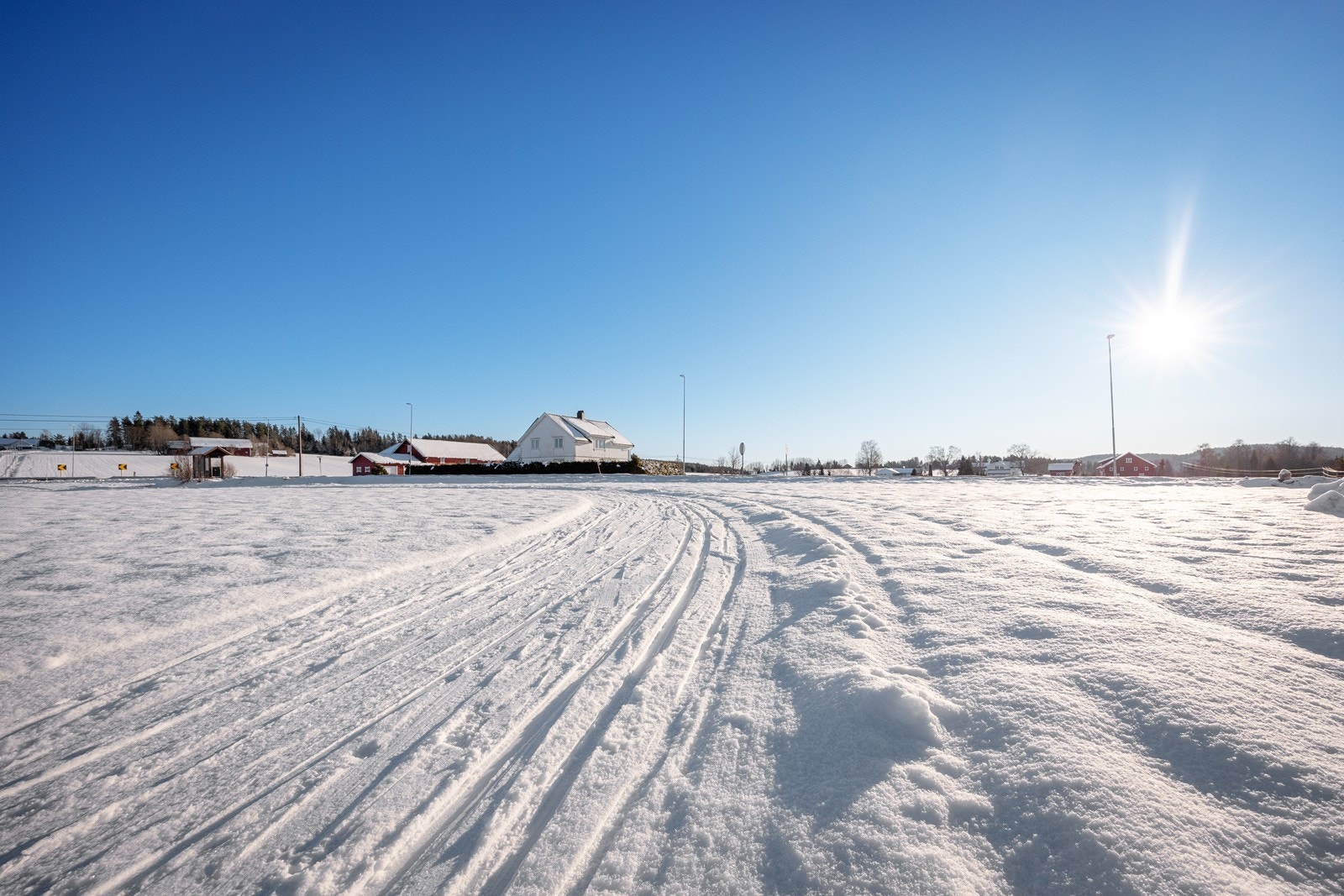 Her bor du omkranset av vakkert kulturlandskap og skogsområder. Vinterstid kjøres det opp skiløyper i nærmiljøet, og mange benytter løypa til Kongen hvor det er fin utsikt over Løkenområdet. Galleribilde