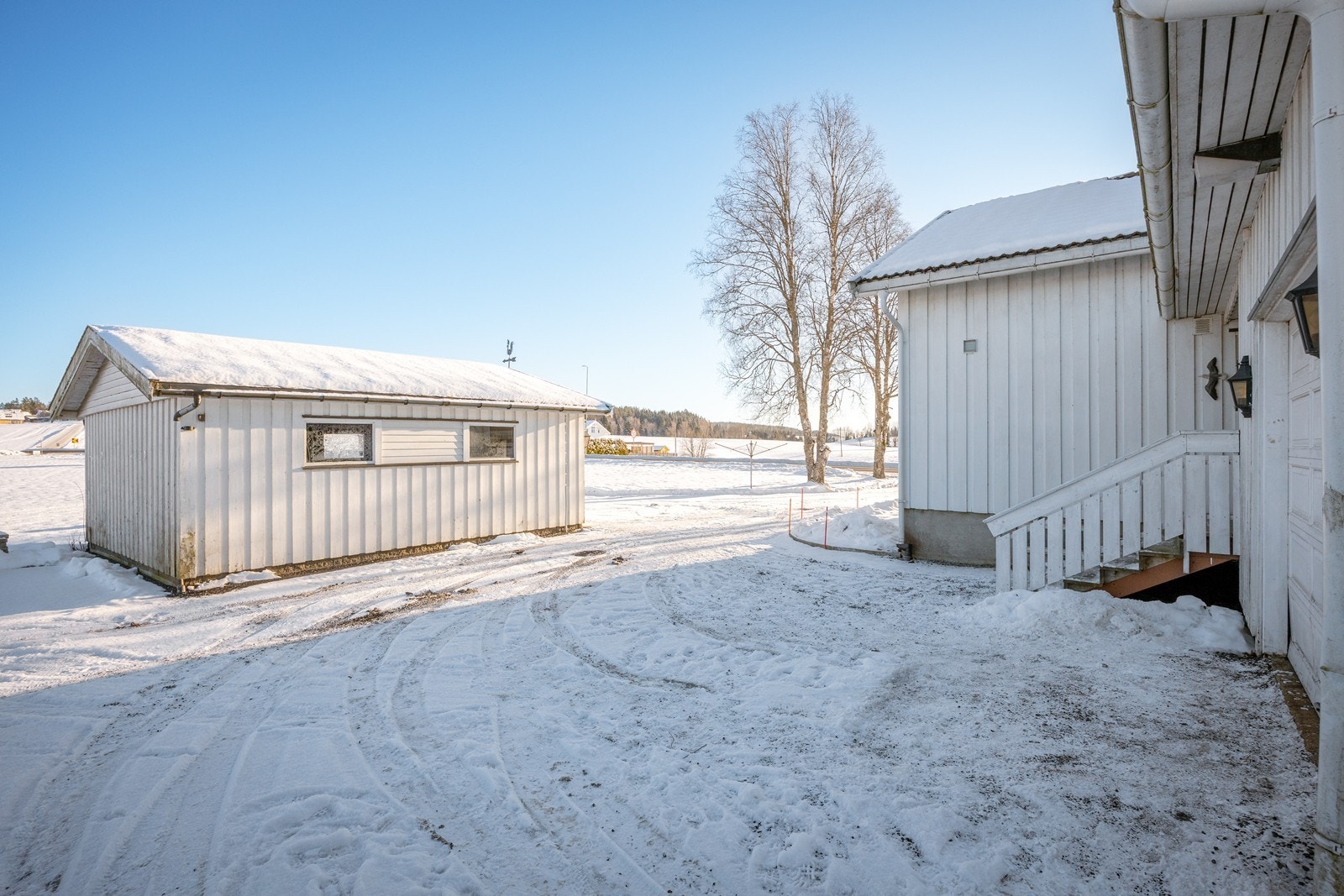 Innkjørsel og gårdsplass er gruset. Galleribilde