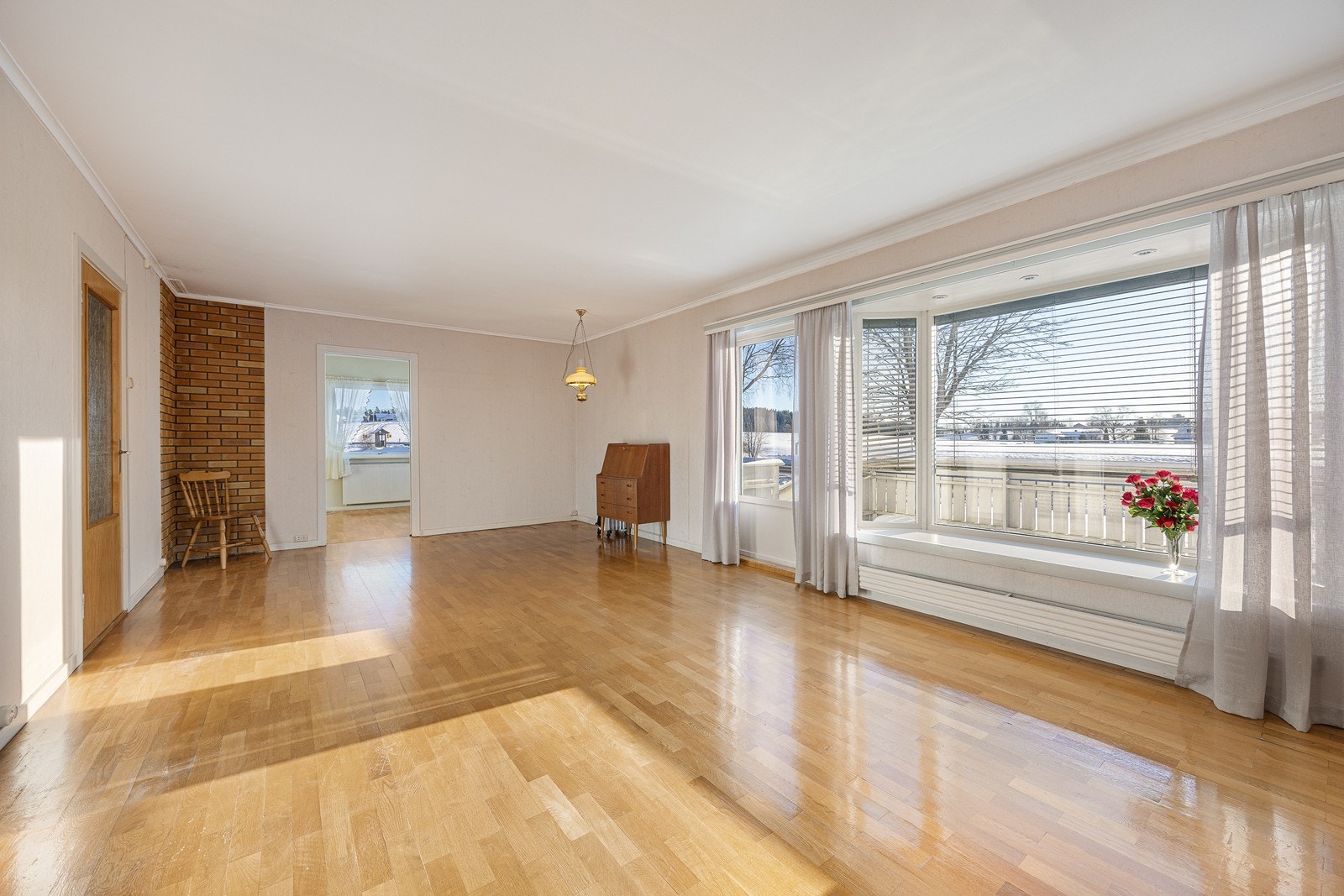 Hovedstuen er romslig, og utformingen gjør rommet enkelt å møblere med flere sittegrupper. Galleribilde