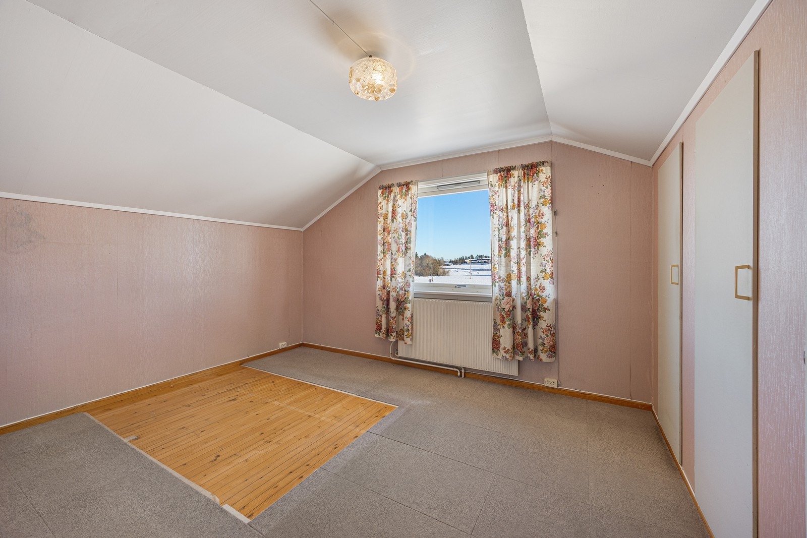 Rikelig med ekstra lagringsplass finnes i begge garasjene og i tre kjellerboder. Galleribilde