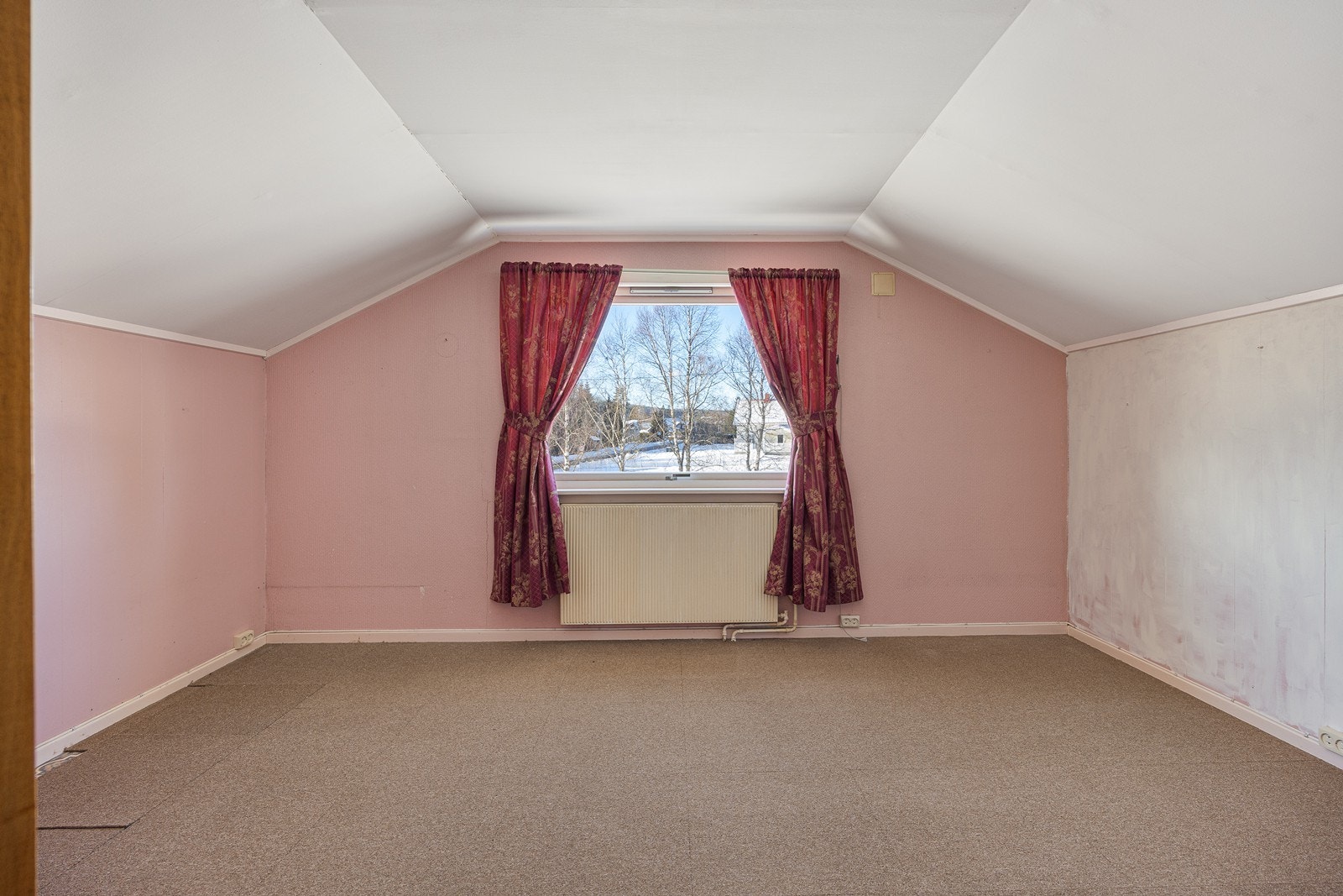 Boligen har to soverom i 2. etasje, som begge er innredet med plassbygde skap. Galleribilde