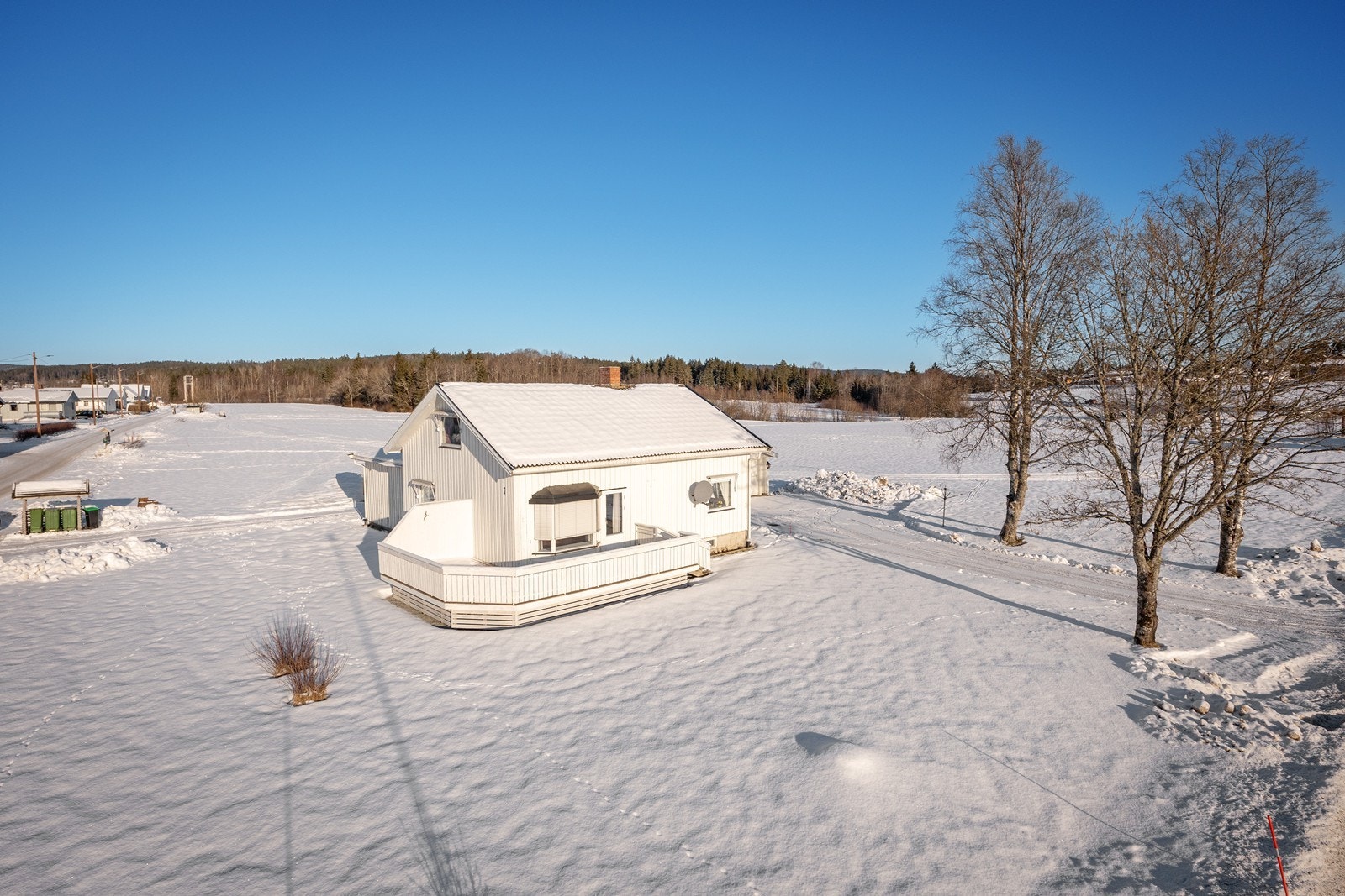 Tomten er opparbeidet med store planelarealer og diverse beplantning supplert av stedlig vegetasjon. Galleribilde