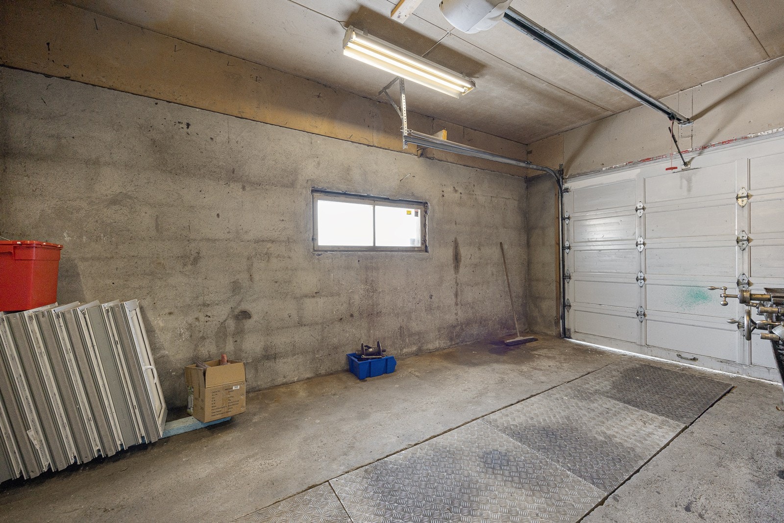 Bildet viser en av garasjene innvendig. Galleribilde