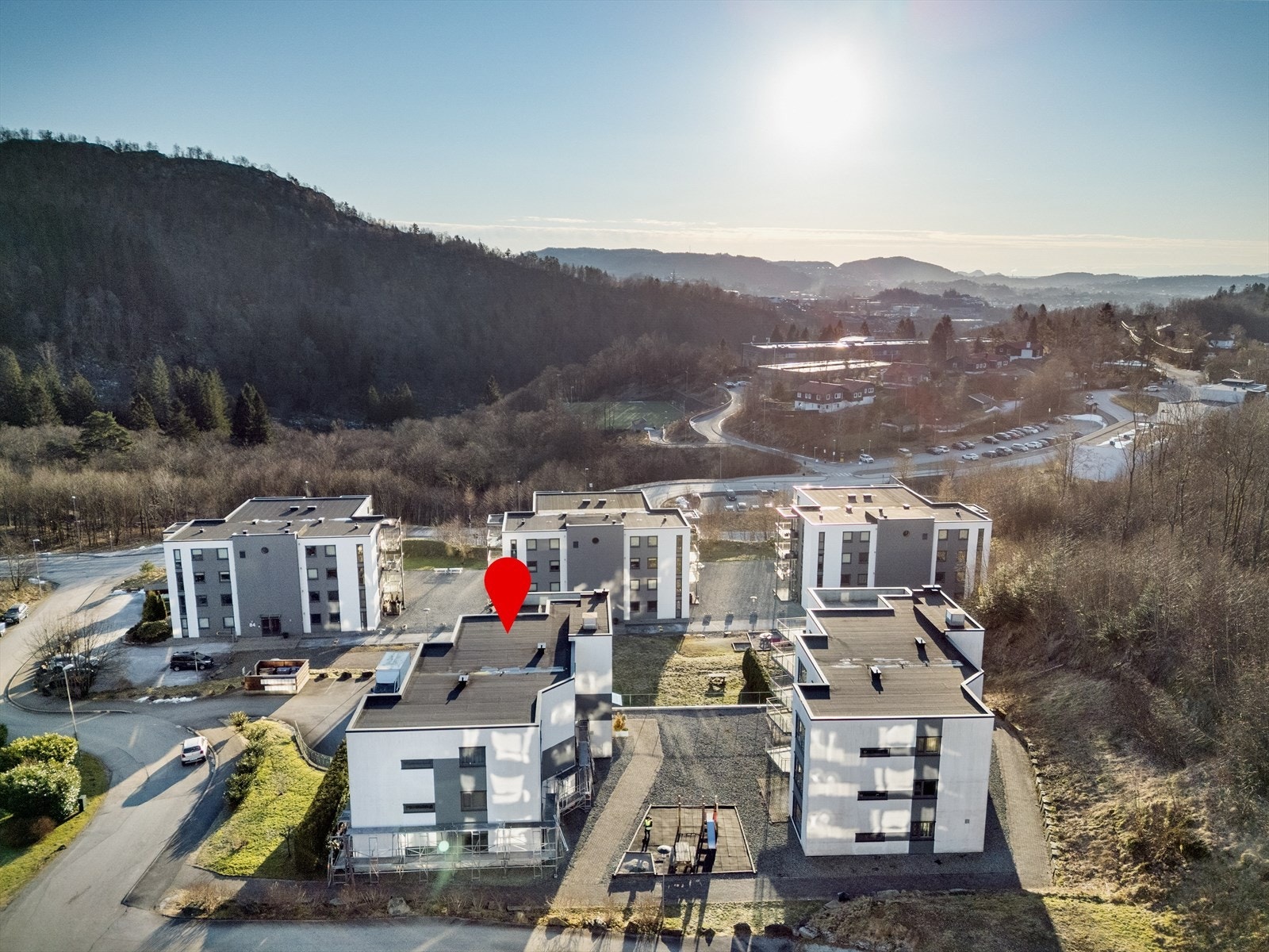 Kort gangavstand til turområder, buss, skoler, barnehager og butikk. Galleribilde