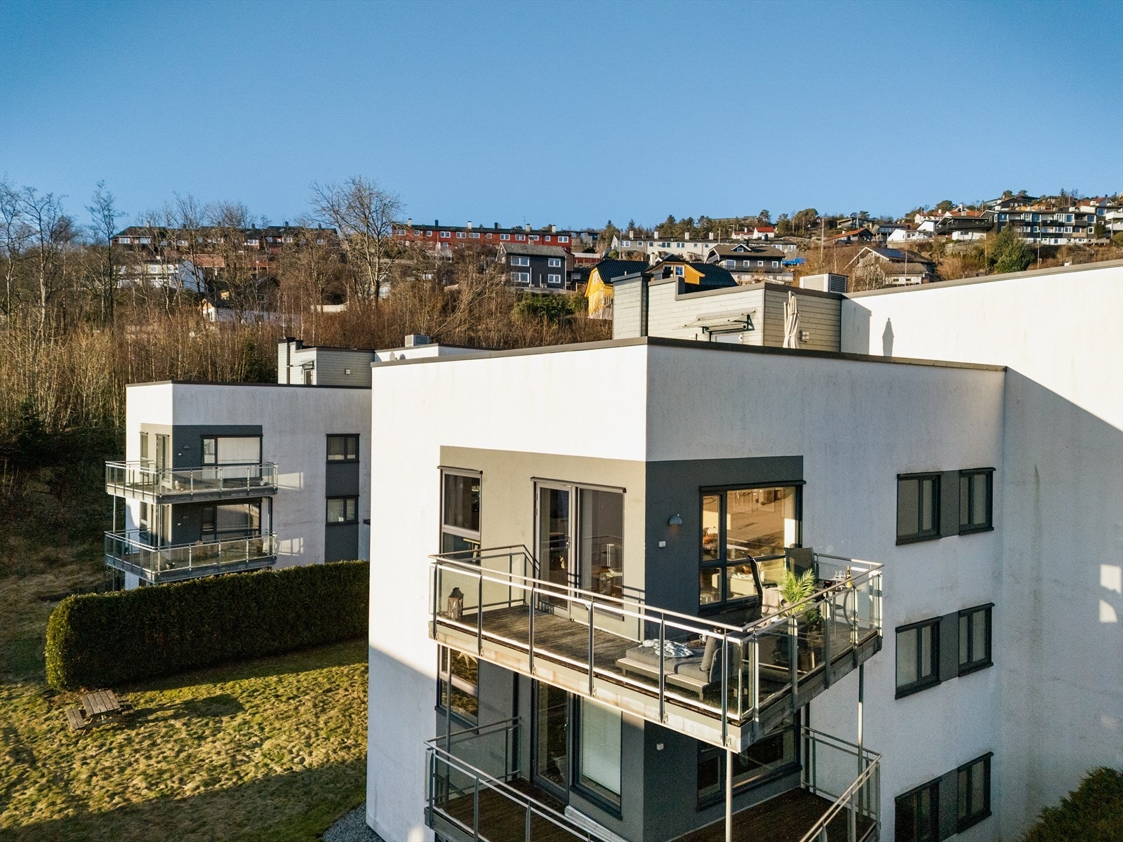 Altanen er sørvendt og solrik og er på 13 kvm. En etasje opp er det stor felles takterrasse. Galleribilde