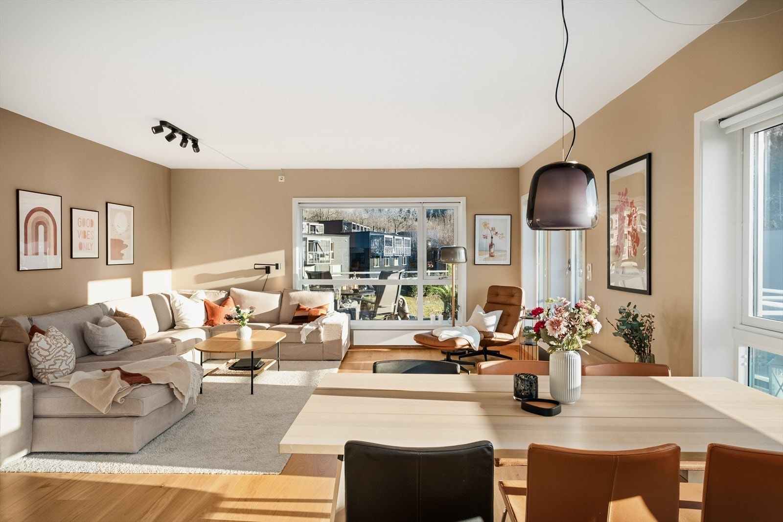 Fotograf Trond Reksten. Stue med store vindusflater og god plass til sofa og spisebord. Galleribilde