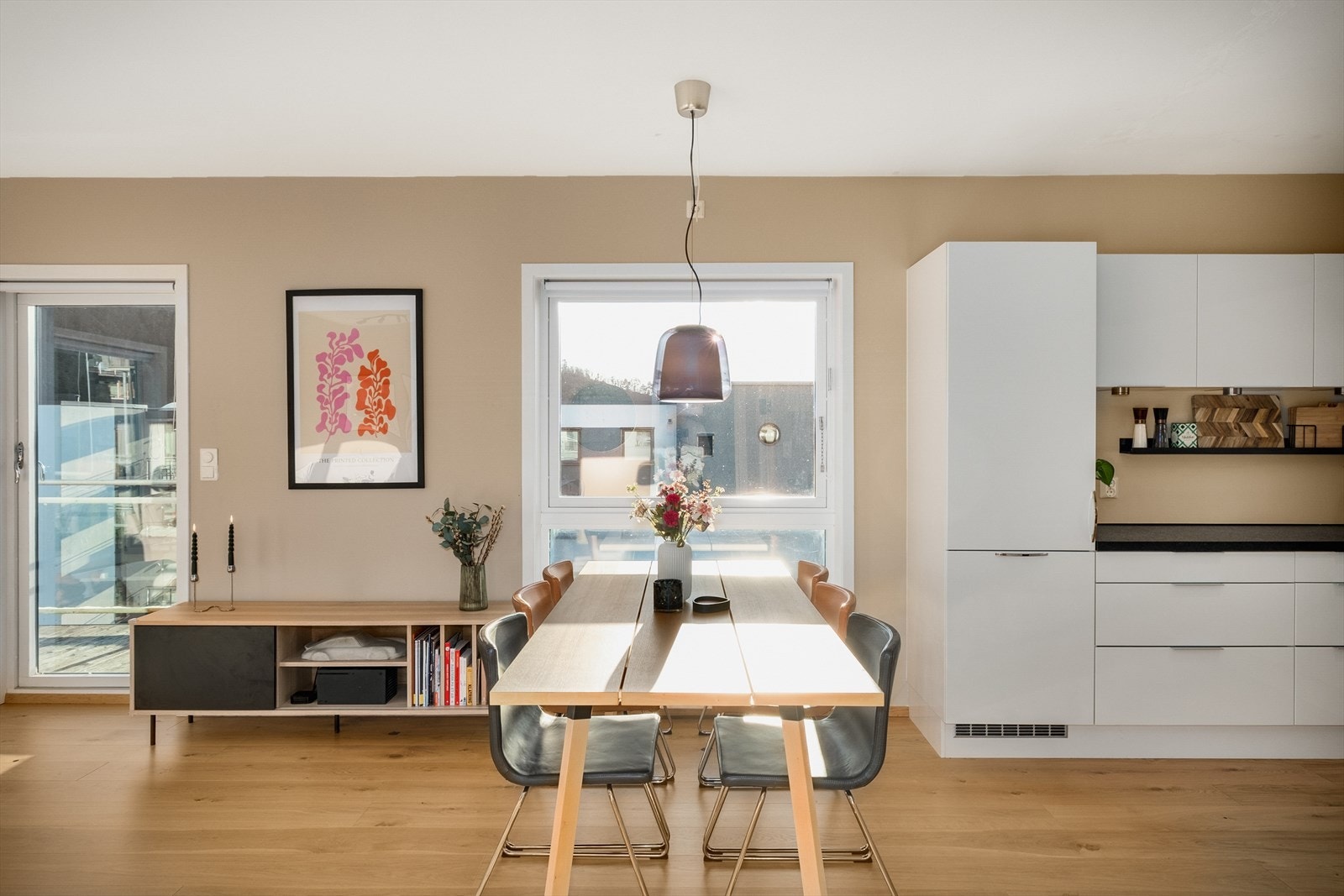 God plass til stort spisebord. Utgang i front til sørvendt og solrik altan på 13 kvm. Galleribilde