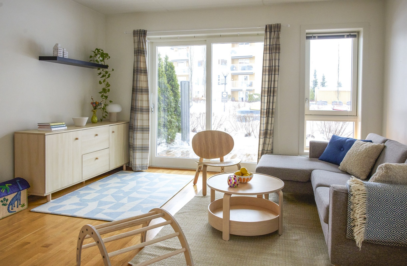 Fra stue har man adkomst til leilighetens markterrasse Galleribilde