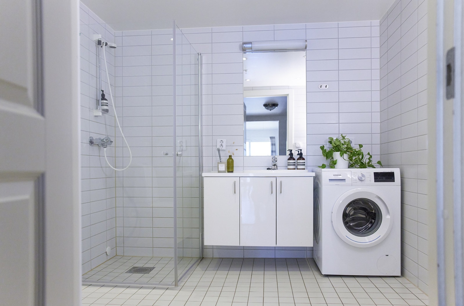 Baderom med flislagt gulv med gulvvarme og flislagte vegger. Galleribilde