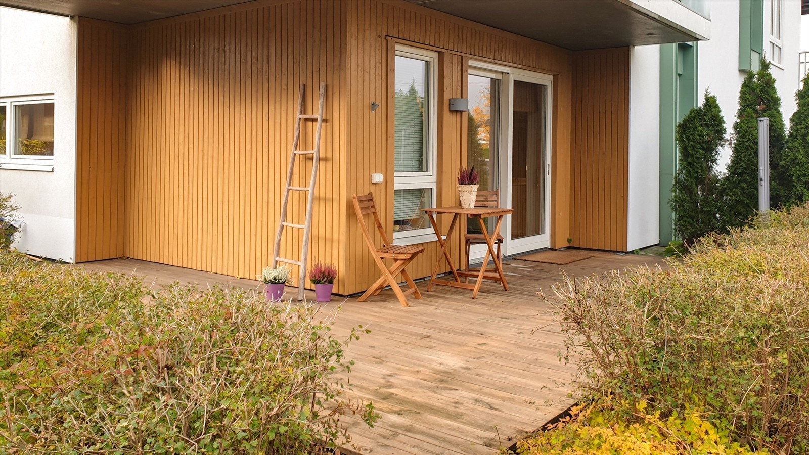 Hyggelig uteplass på sommertid Galleribilde