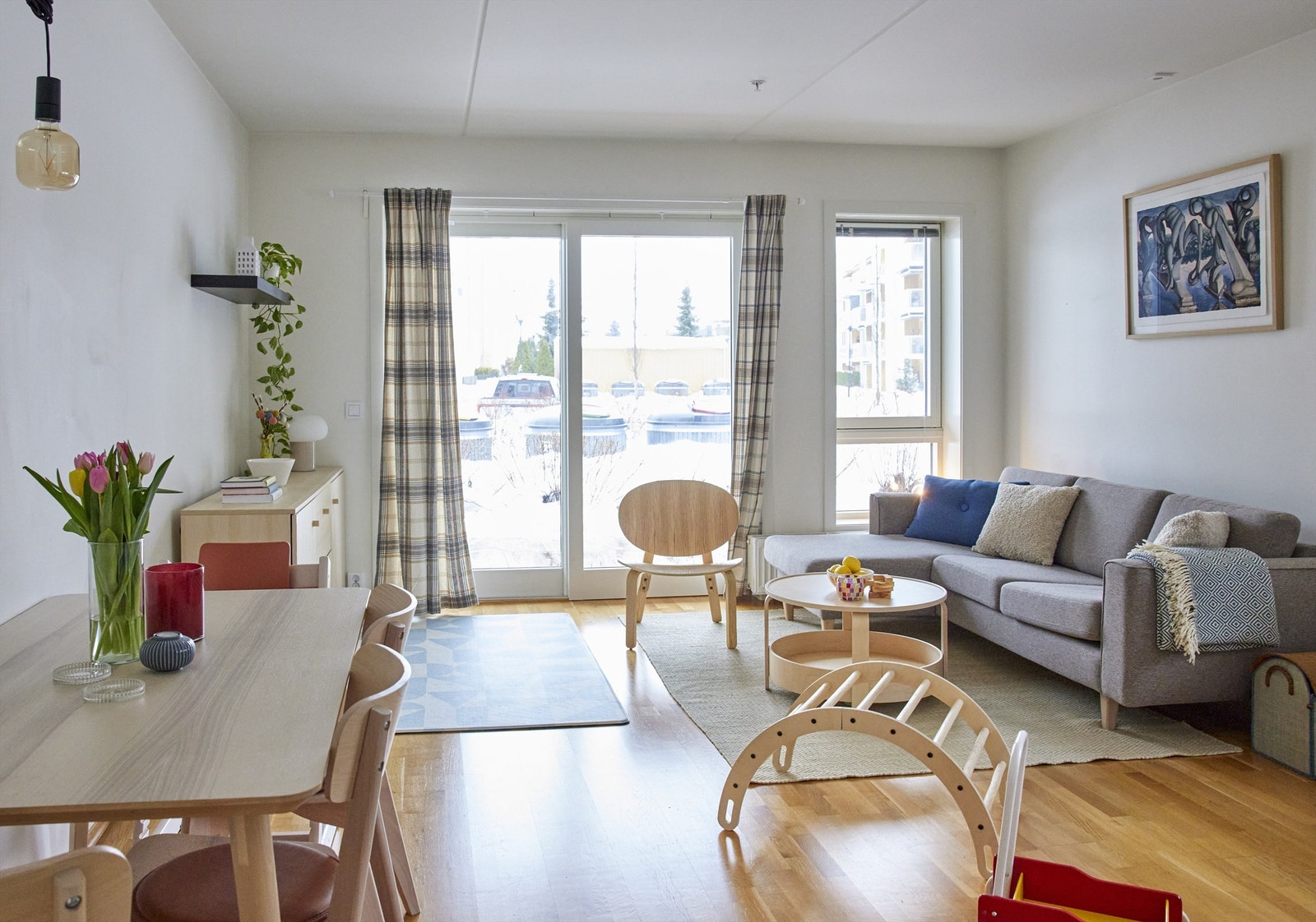 Lys og luftig stue med god plass Galleribilde