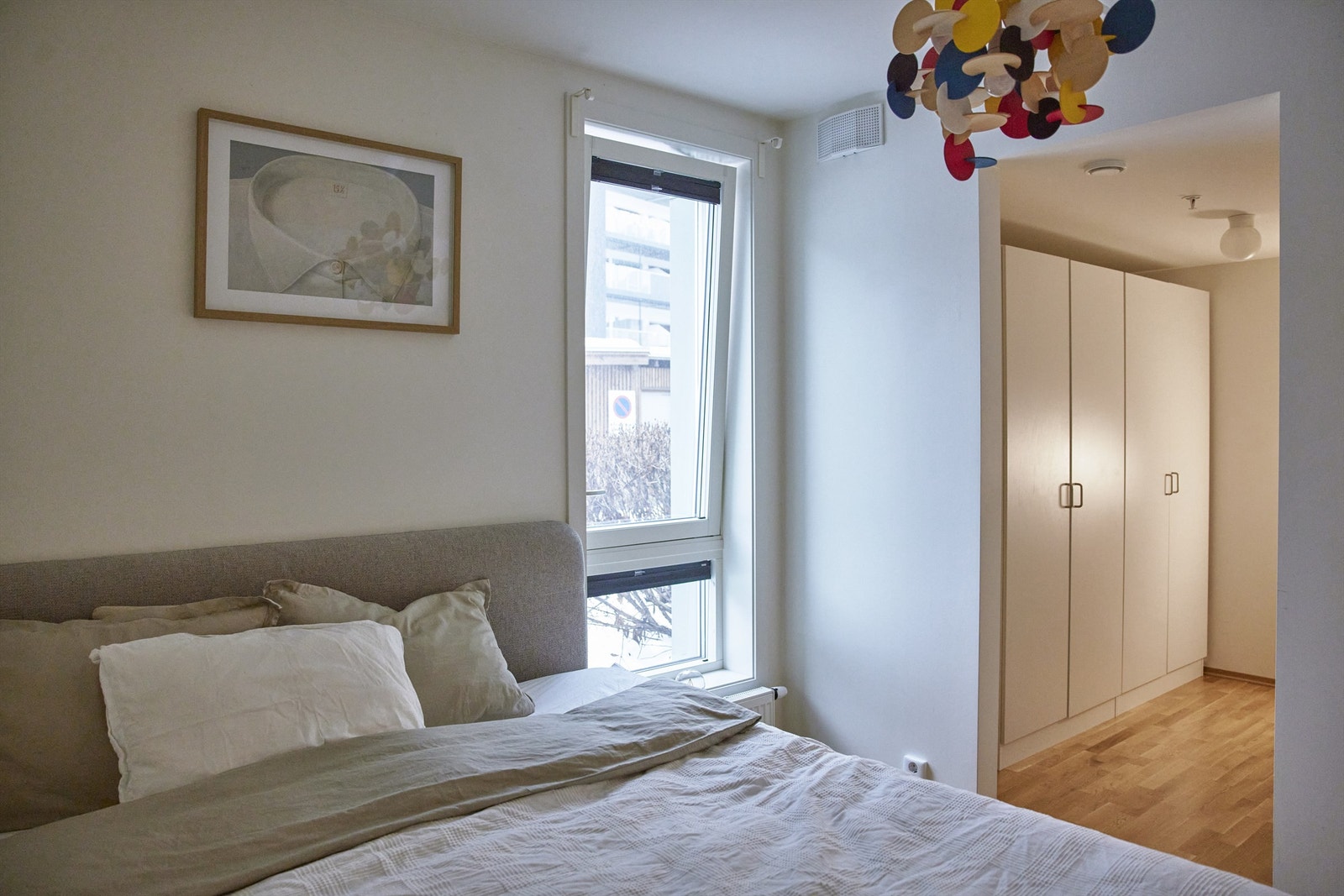 Stort soverom med en romslig garderobe som kan brukes til walk-in Galleribilde