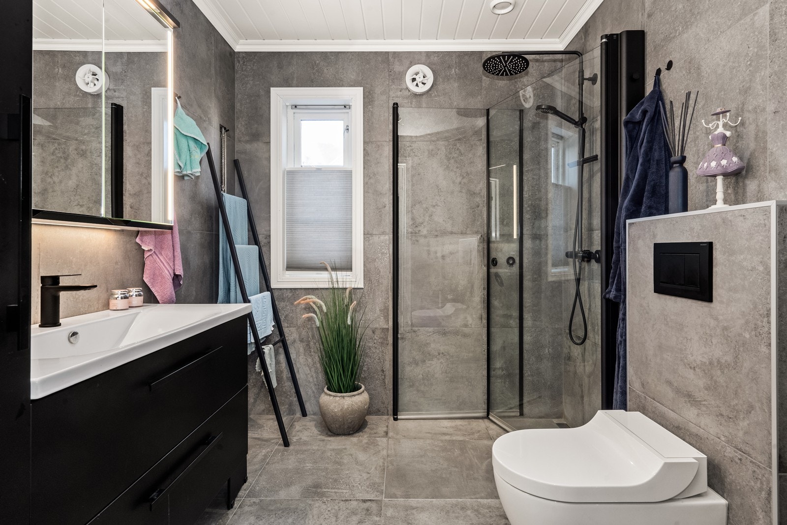 Flislagte overflater og elektriske varmekabler gir robust våtromsløsning. Galleribilde