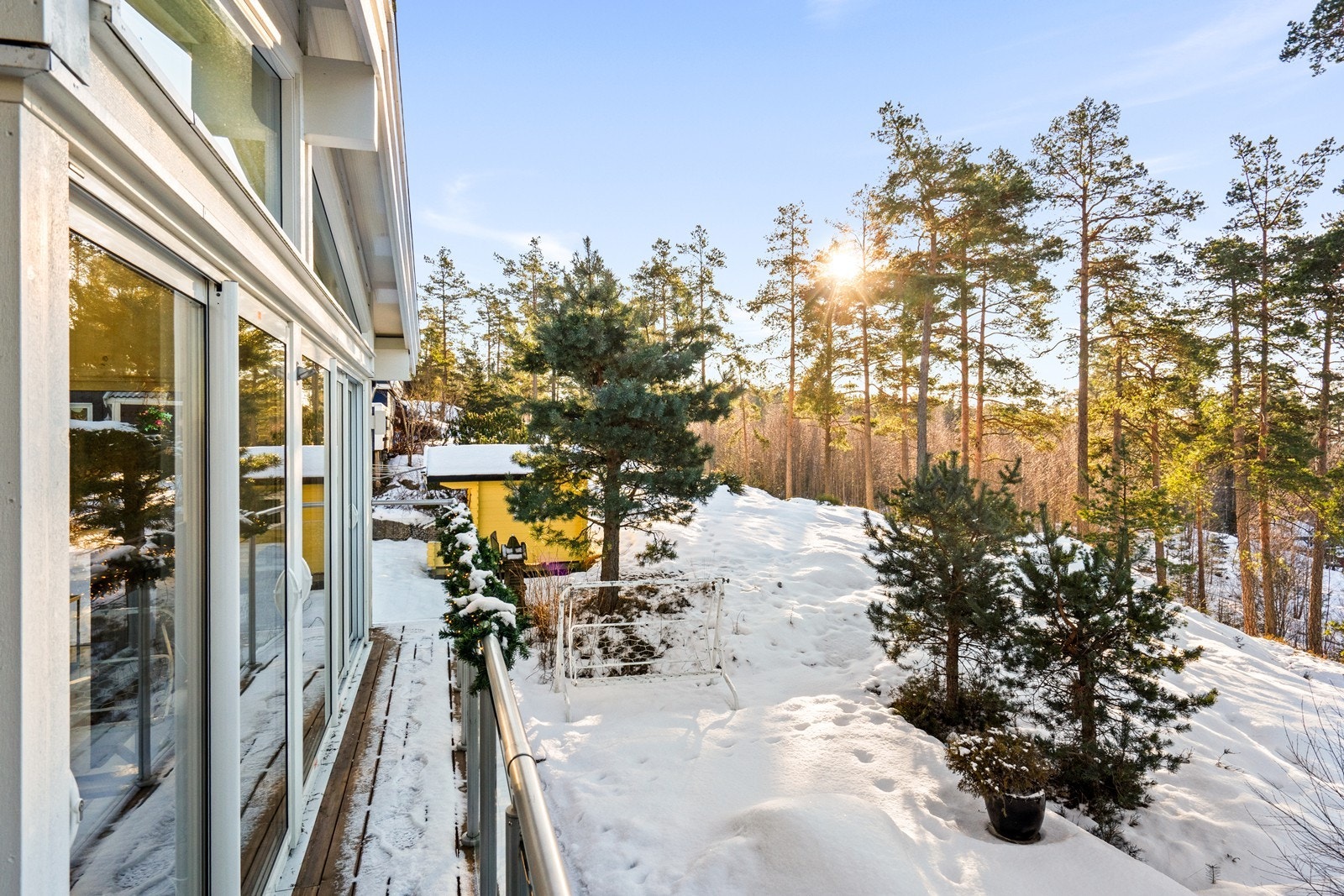 Terrasse med trykkimpregnerte gulvbord gir utsikt mot snødekt landskap. Galleribilde