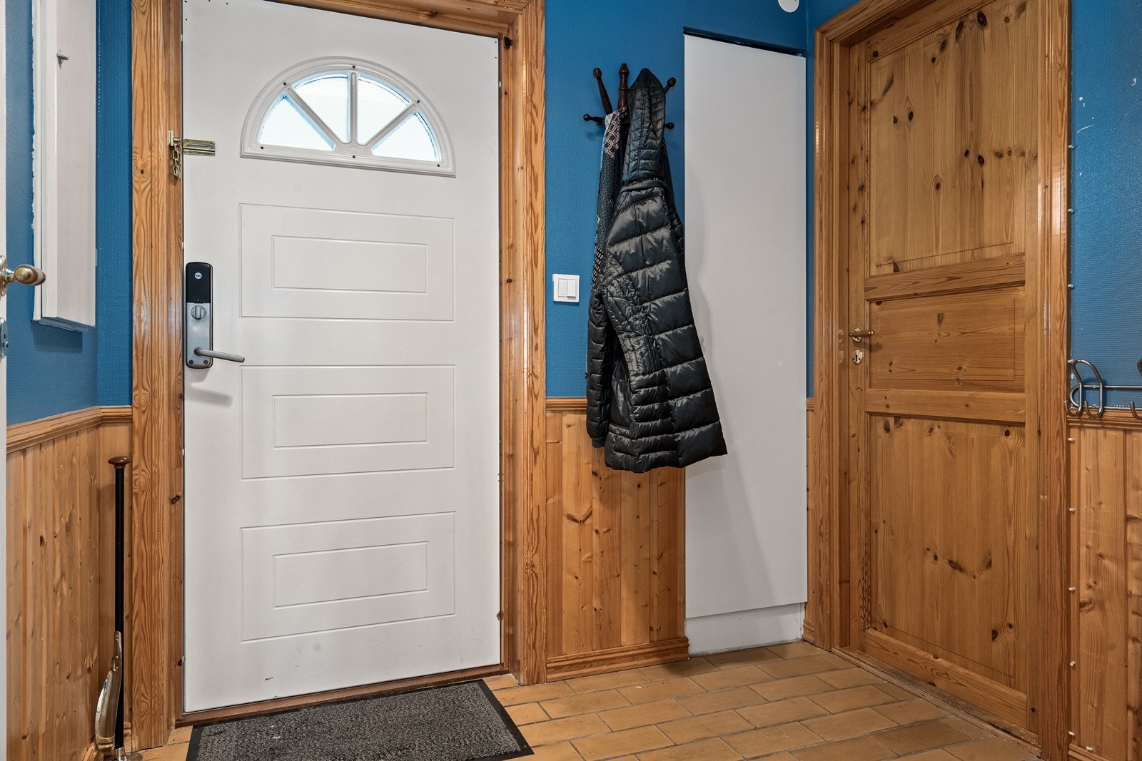 Flislagt gulv gir enkel rengjøring og slitestyrke i entréen. Galleribilde