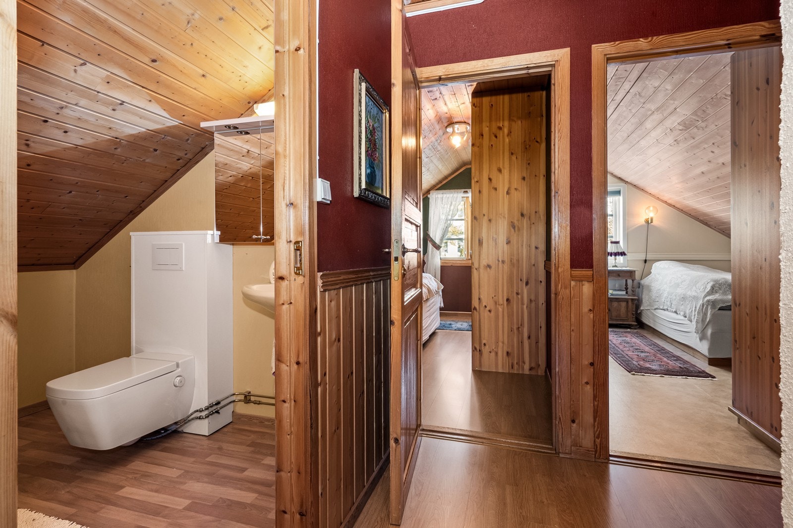 Toalettrommet i andre etasje har vegghengt toalett med spylefunksjon. Galleribilde