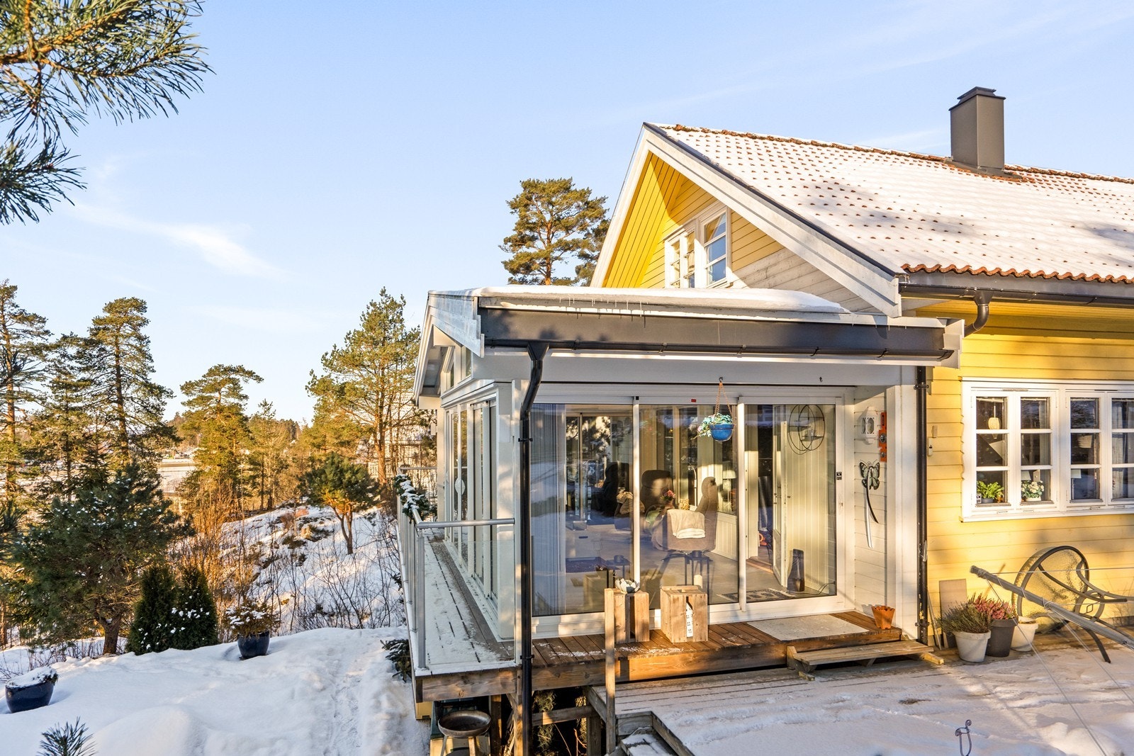 Hagestuen, bygget i 2023, har glassfelt og skyvbare vegger i glass. Galleribilde