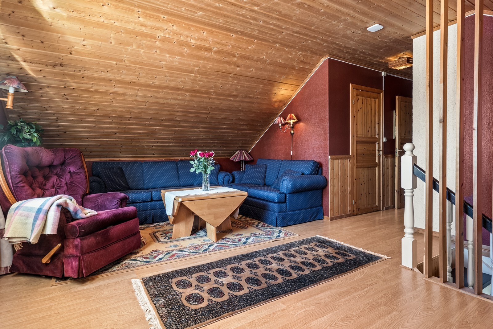 Plass til sittegruppe under skråtaket gir en koselig stuekrok. Galleribilde