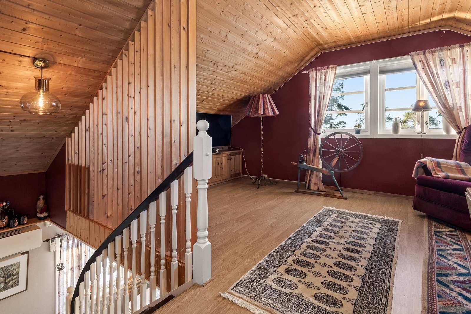 Trepanel i tak og vegger gir en lun atmosfære i stuen. Galleribilde