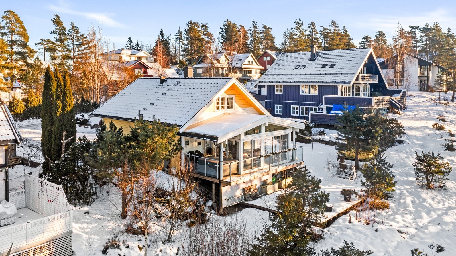 Terrassen har impregnerte gulvbord og rekkverk i aluminium/glass. Galleribilde