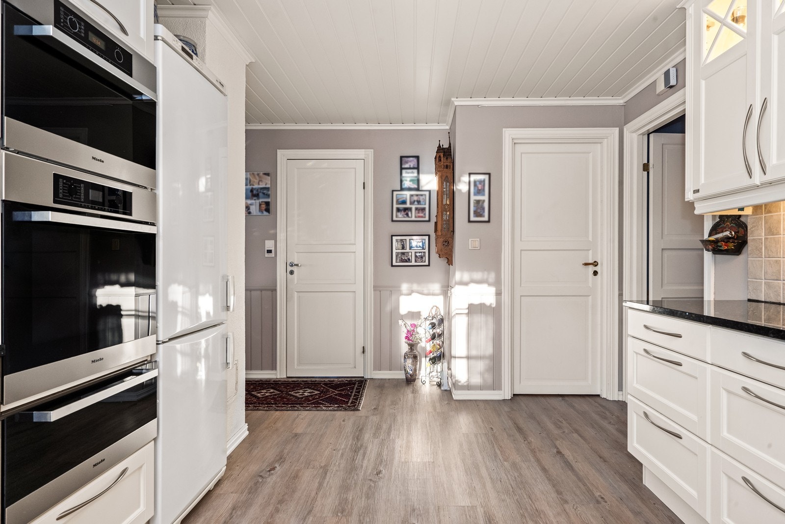 Integrerte hvitevarer fra Miele inkluderer komfyr, dampovn og oppvaskmaskin. Galleribilde