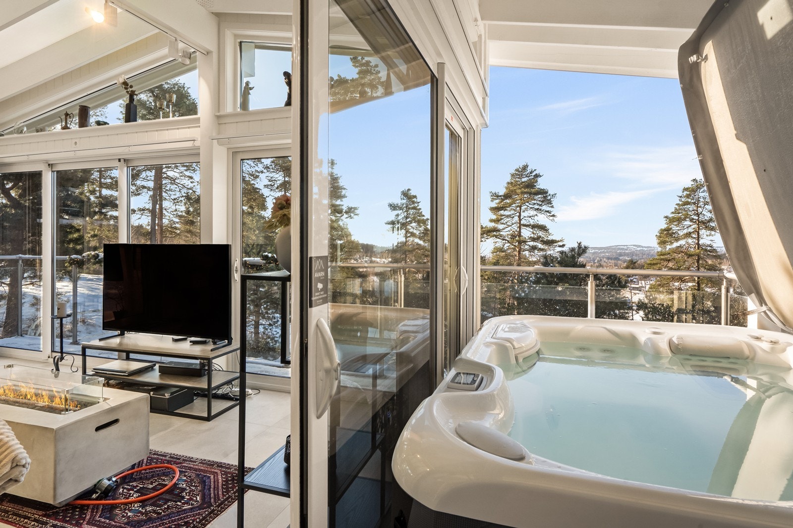 Boblebad på terrassen gir avslappende utsikt over naturen. Galleribilde