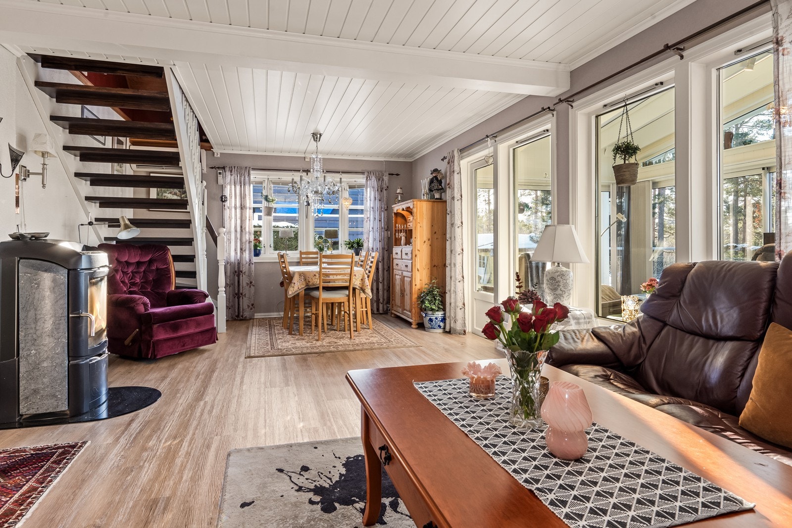 Vedovn i stuen gir effektiv oppvarming og koselig varme. Galleribilde