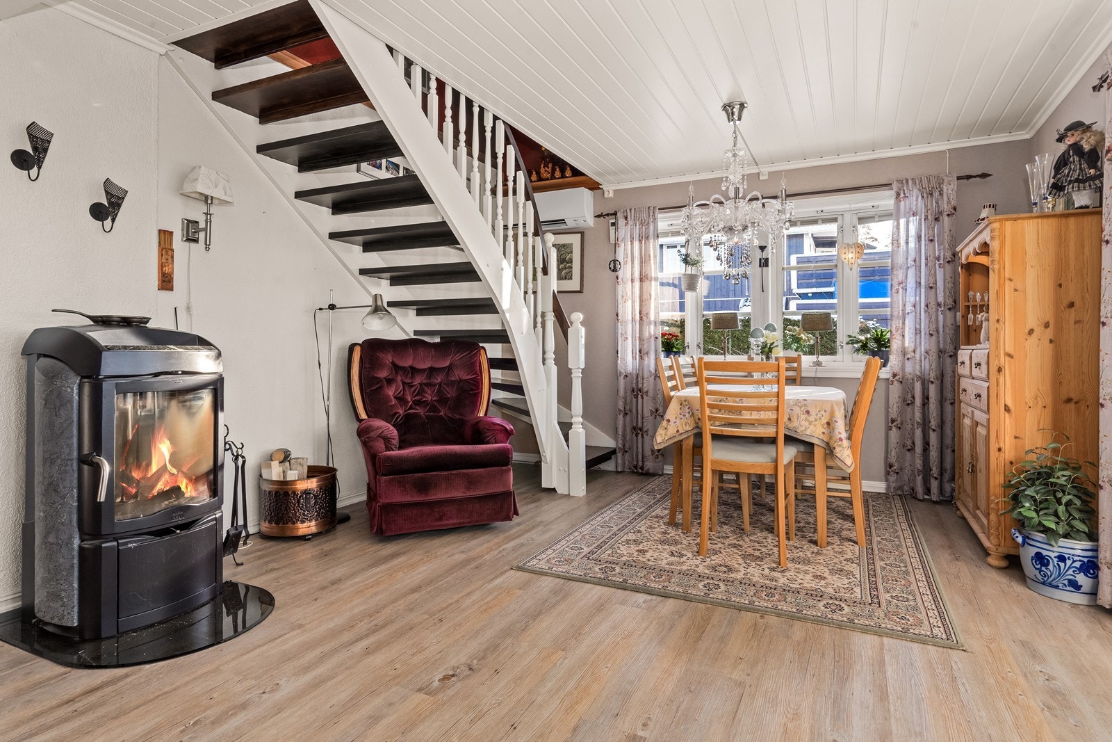 Spiseplassen har direkte tilgang til kjøkkenet, som gjør det praktisk for måltider. Galleribilde