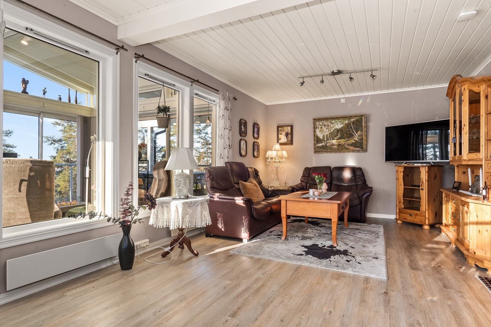 Store vindusflater gir rikelig med naturlig lys i stuen. Galleribilde