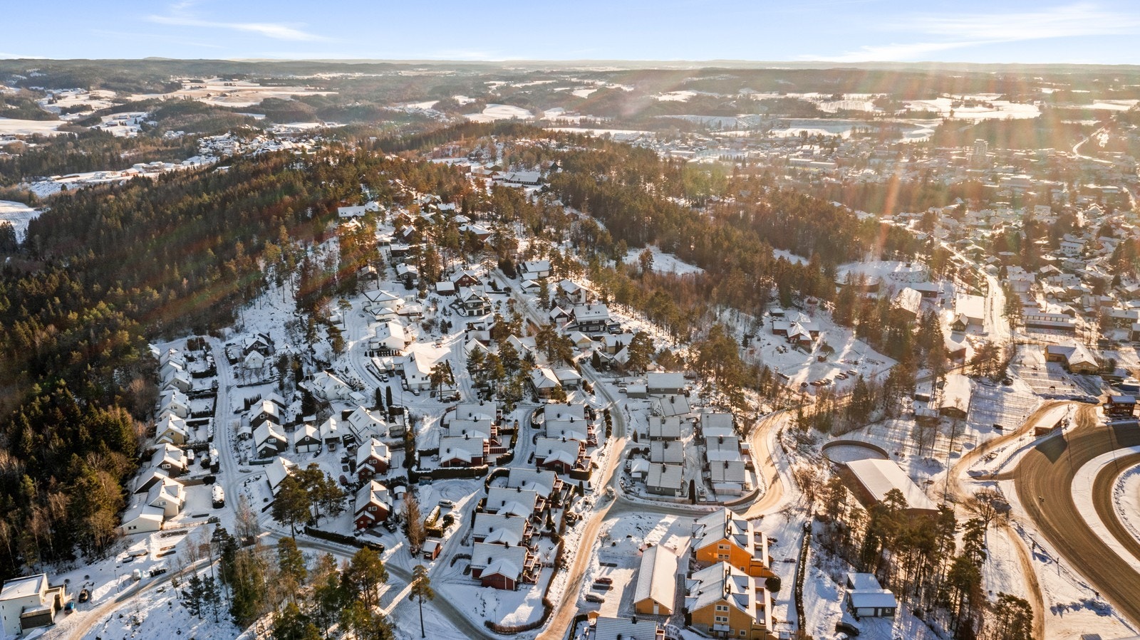 Boligen ligger i et barnevennlig område med kort avstand til natur og fritidsaktiviteter. Galleribilde