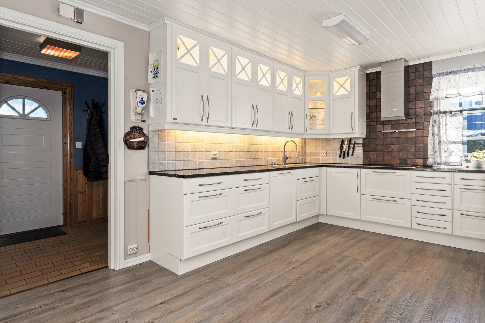 Kjøkkenet har granittbenkeplater og malte fronter fra Huseby Kjøkken. Galleribilde