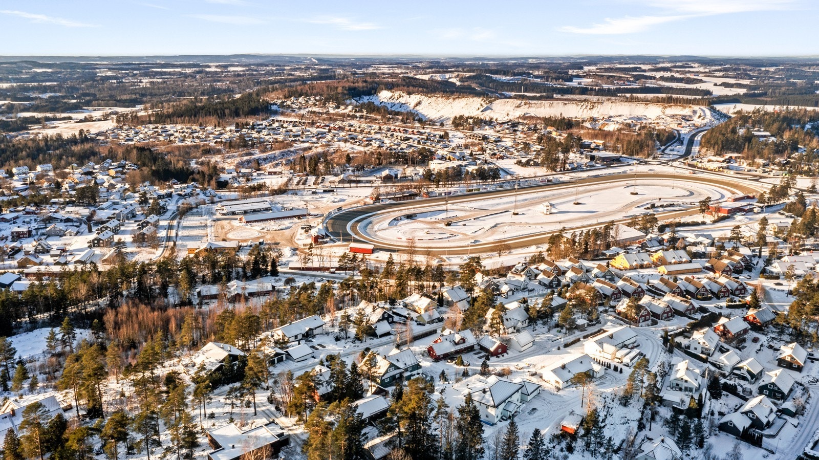 Området byr på flotte turområder og nærhet til Momarken travbane. Galleribilde